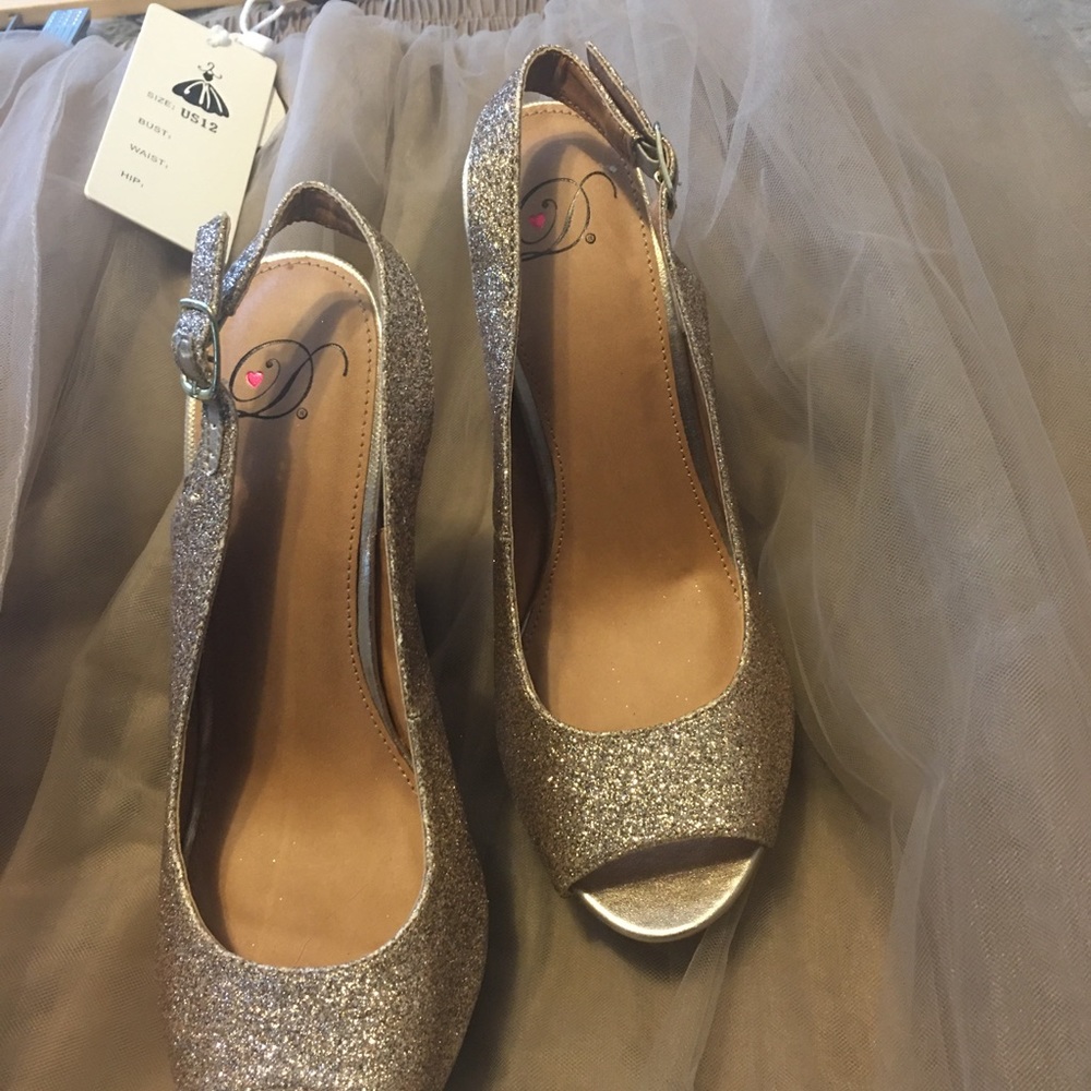 Shoes - Picture 5 of 8